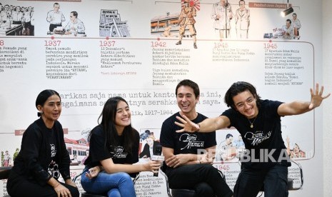 Para pemeran film Bumi Manusia Ayu Laksmi (kiri), Mawar Eva de Jongh (kedua kiri), Jerome Kurniawan (kedua kanan), dan Bryan Domani memberikan keterangan saat berkunjung di Kantor Berita Antara, Wisma Antara, Jakarta, Rabu (31/7/2019).