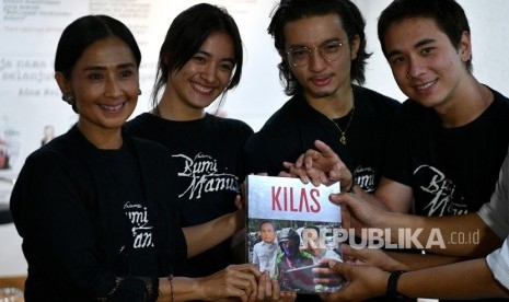 Para pemeran film Bumi Manusia Ayu Laksmi (kiri), Mawar Eva de Jongh (kedua kiri), Jerome Kurniawan (kedua kanan), dan Bryan Domani menunjukkan buku Kilas Balik 2018 karya pewarta foto Antara saat berkunjung di Kantor Berita Antara, Wisma Antara, Jakarta, Rabu (31/7/2019). 