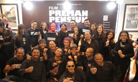 Para pemeran Film Preman Pensiun foto besama. 