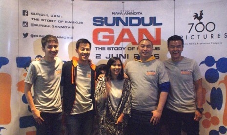 Para pemeran film Sundul Gan, bersama sutradara dan pendiri Kaskus.