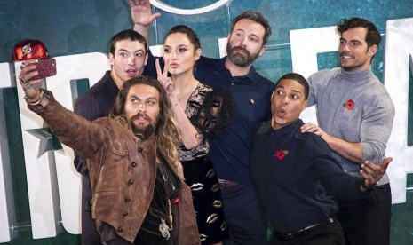 Para pemeran Justice League diantaranya Ben Affleck, Jason Momoa, dan Gal Gadot berpose bersama di pemutara perdana film tersebut.