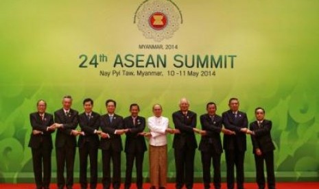 Para pemimpin ASEAN berpose dalam pembukaan KTT ASEAN ke-24 di Naypydaw, Myanmar, Ahad (11/5).