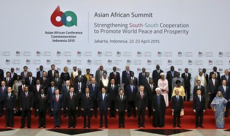 Para pemimpin Asia dan Afrika berpose untuk foto grup selama KTT Asia Afrika di Jakarta, Indonesia, Rabu 22 April 2015. (AP Photo / Dita Alangkara)