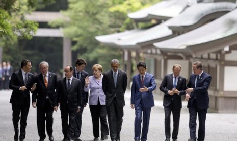 Para pemimpin G7, dari kiri PM Italia Matteo Renzi, Presiden Komisi Eropa Jean-Claude Juncker, Presiden Prancis Francois Hollande, PM Kanada Justoin Trudeau, Kanselir Jerman Angela Merkel, Presiden AS Barack Obama, PM Jepang Shinzo Abe, Presiden Dewan Erop