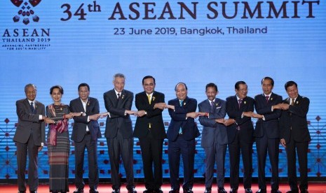 Para pemimpin negara ASEAN dari kiri, Perdana Menteri Malaysia Mahathir Mohamad, Pemimpin Myanmar Aung San Suu Kyi, Presiden Filipina Rodrigo Duterte, PM Singapura Lee Hsien Loong, PM Thailand Prayuth Chan-ocha, PM Vietnam Nguyen Xuan Phuc,Sultan Brunei Sultan Hassanal Bolkiah, PM Kamboja Hun Sen, Presiden Indonesia Joko Widodo, dan PM Laos Thongloun Sisoulith di KTT ASEAN di Bangkok, Thailand, Ahad (23/6).