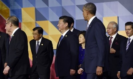 Para pemimpin negara Asia Pasifik, Presiden AS Barack Obama dan Presiden Cina Xi Jinping berjalan meninggalkan panggung usai berfoto.