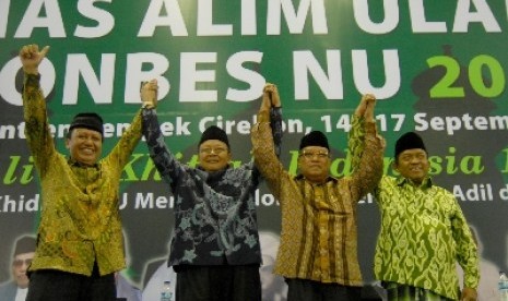 Para Pemimpin NU berfoto bersama dalam acara penutupan Musyawarah nasional (Munas) dan konferensi besar (konbes) NU 2012 di Pesantren Kempek, Palimanan, Cirebon, Senin (17/9) lalu.