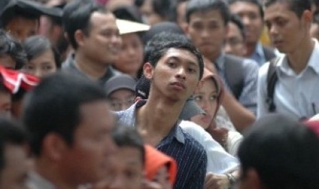 Para pemuda mengantri sebuah bursa kerja di Depok, saat belum terjadi pandemi. Kini Disnaker Depok mengembangkan aplikasi BKOL sebagai sarana pencarian kerja melalui platform digital.