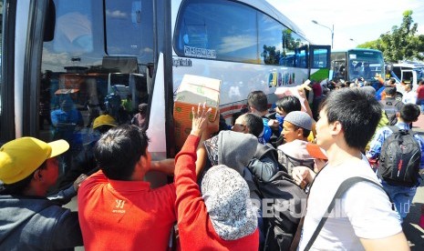 Para pemudik berdesakan saat akan menaiki bus jurusan Bandung-Tasikmalaya, di Terminal Cicaheum, Kota Bandung, Ahad (3/7). (Foto: Mahmud Muhyidin)