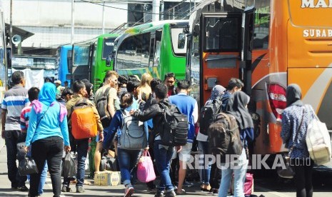 Para pemudik berdesakan saat akan menaiki bus jurusan Bandung-Tasikmalaya, di Terminal Cicaheum, Kota Bandung, Ahad (3/7). (Foto: Mahmud Muhyidin)