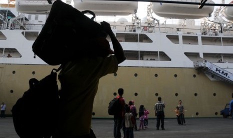   Para penumpang bersiap menaiki Kapal Motor (KM) Kelud tujuan Batam dan Medan di Pelabuhan Tanjung Priok, Jakarta. (Aditya Pradana Putra/Republika)