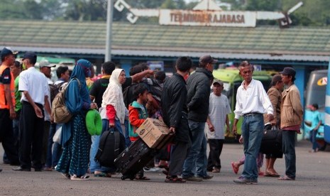 Para pemudik di Terminal Rajabasa.