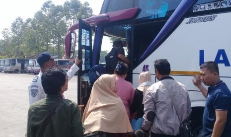 Para pemudik di Terminal Tipe A Kota Sukabumi yang menaiki bus ke arah Jakarta Sabtu (8/6).