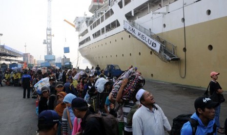   Para pemudik mengantre bersiap menaiki Kapal Motor (KM) Kelud tujuan Batam dan Medan di Pelabuhan Tanjung Priok, Jakarta, Kamis (9/8). (Aditya Pradana Putra/Republika)