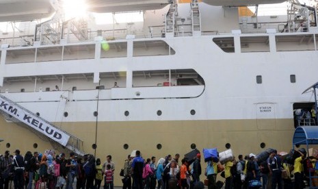   Para pemudik mengantre bersiap menaiki Kapal Motor (KM) Kelud tujuan Batam dan Medan di Pelabuhan Tanjung Priok, Jakarta, Kamis (9/8). (Aditya Pradana Putra/Republika)