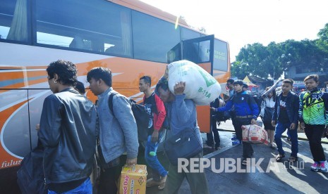 Para pemudik sedang bergegas di Terminal Cicaheum, Kota Bandung. Jumat (1/7). Mendekati lebaran para pemudik menggunakan angkutan bus mulai meningkat. (Foto: Mahmud Muhyidin)