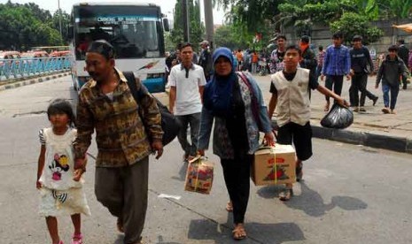   Para pemudik tiba di Terminal Kampung Rambutan, Jakarta Timur.