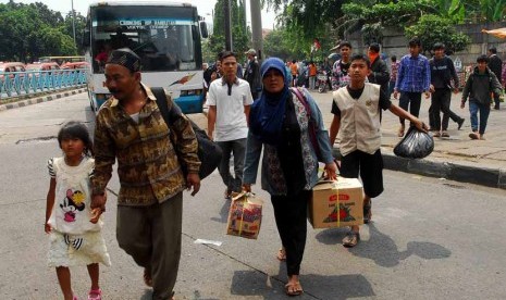  Para pemudik tiba di Terminal Kampung Rambutan, Jakarta Timur, Rabu (22/8). (Agung Supriyanto/Republika)