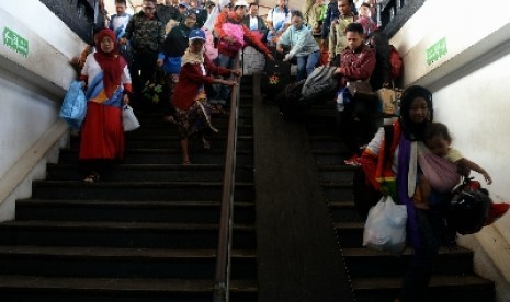  Para pemudik turun dari Kereta Api di Stasiun Senen, Jakarta, Sabtu (25/7).