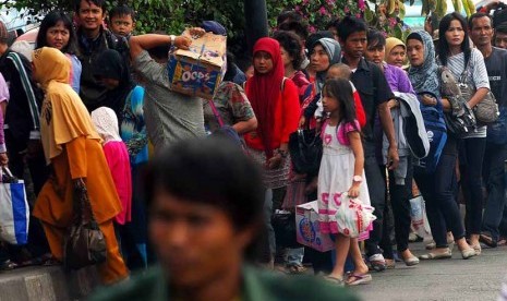  Para pemudik yang kembali dari kampung halaman mereka mulai terlihat di Terminal Kampung Rambutan, Jakarta Timur, Rabu (22/8). (Agung Supriyanto/Republika)