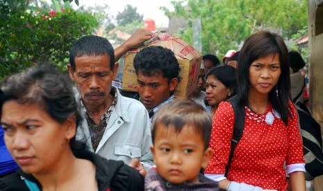  Para pemudik yang kembali dari kampung halaman mereka mulai terlihat di Terminal Kampung Rambutan, Jakarta Timur, Rabu (22/8). (Agung Supriyanto/Republika)