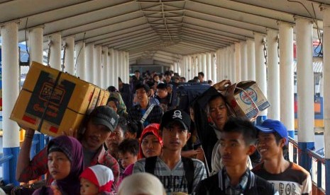  Para pemudik yang menggunakan kapal roro tiba di dermaga pelabuhan Merak, Banten, usai pulang dari kampung halaman, Kamis (23/8).(Agung Supriyanto/Republika)