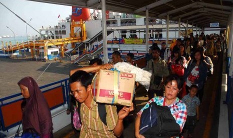  Para pemudik yang menggunakan kapal roro tiba di dermaga pelabuhan Merak, Banten, usai pulang dari kampung halaman, Kamis (23/8).(Agung Supriyanto/Republika)