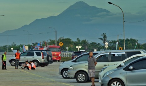 Para pemudik yang sedang melakukan arus balik, tampak beristirahat dan menikmati suasana pagi di rest area 487 B, Boyolali di ruas tol Semarang-Solo, Jumat (7/6). Rest area fungsional ini memiliki daya tarik pemandangan gunung Merapi yang tampak menjulang.