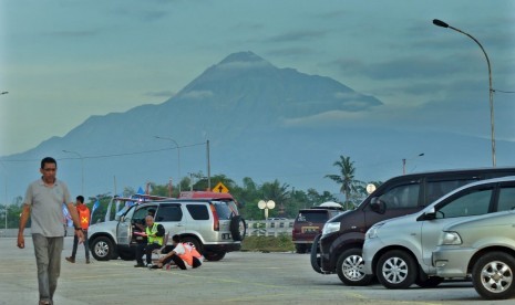 Para pemudik yang sedang melakukan arus balik, tampak beristirahat dan menikmati suasana pagi di rest area 487 B, Boyolali di ruas tol Semarang- Solo, Jumat (7/6). Rest area fungsional ini memiliki daya tarik pemandangan gunung Merapi yang tampak menjulang.