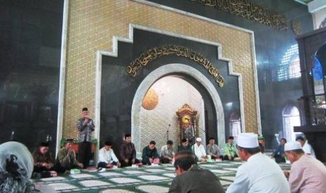 Para pemuka agama dari pusat dan daerah bertemu dalam Dialog Pengembangan Wawasan Multikultural Intern Pemuka Agama Islam Pusat dan Daerah di Kabupaten Kutai Kartanegara, Kamis (24/10).