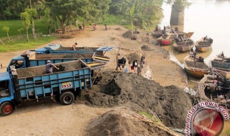 Para penambang mendapat berkah tiap kali Sungai Ciujung banjir dan meluap karena arus air membawa endapan pasir dari hulu