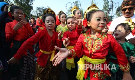 Para penari anak dan remaja tampil pada acara tari massal 2513 penari jaipongan Daun Pulus Keser Bojong dalam rangka Bandung Internsional Art Festival (BIAF) 2018 yang digagas Masyarakat Seni Rakyat Indonesia (MASRI) dan Disbudpar Kota Bandung, di Car Free Day (CFD) Dago, Kota Bandung, Ahad (29/7).