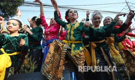 Para penari anak dan remaja tampil pada acara tari massal penari jaipongan. (Ilustrasi)