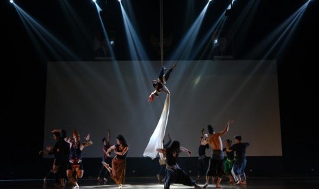 Para penari dari 10 negara ASEAN menyuguhkan tarian dalam ASEAN Contemporary Dance Festival (ACDF) yang digelar di Auditorium Kampus Sanata Dharma, Yogyakarta, Sabtu (13/7) malam. 