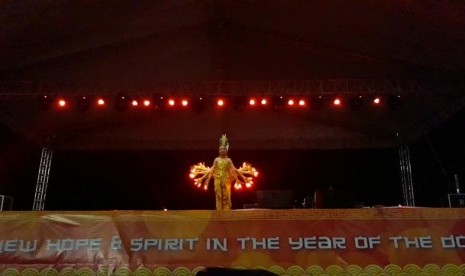 Para penari dari Sanggar Delima menampilkan Tari Seribu Tangan pada gelaran Ancol Imlek Festival di Pantai Lagoon, Ancol, Jakarta, Jumat (16/2).