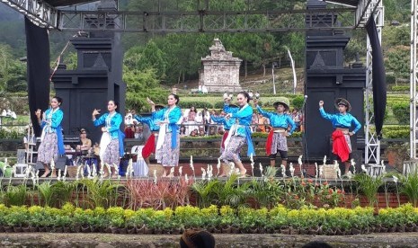 Para penari membawakan tarian Kopi Serasi pada acara pembukaan Festival Gedongsongo 2019 yang digelar di pelataran panggung terbuka Candi Gedongsongo, Kecamatan Bandungan, Kabupaten Semarang, Kamis (21/3).