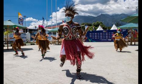 Para penari tradisional PON XX Papua 2021 melakukan tarian untuk menyambut kedatangan atlet si Stadion Barnabas Youwe, kabupaten Jayapura, Selasa (21/9/2021).