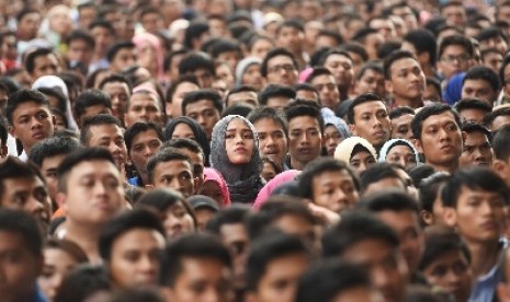 Para pencari kerja antre di job fair di Senayan.