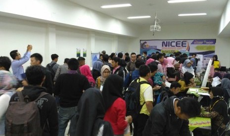 Para pencari kerja memadati Nusa Mandiri Career and Entrepreneur Expo (NICEE) 2017, STMIK Nusa Mandiri Sukabumi.     