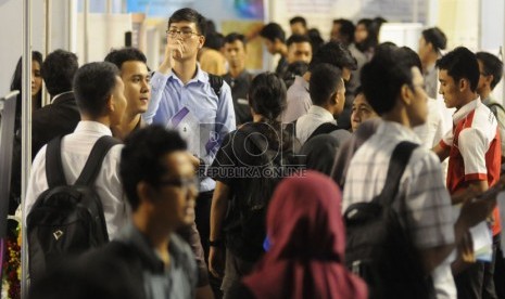  Para pencari kerja mencari informasi lowongan di stan-stan perusahaan peserta sebuah pameran bursa kerja di lapangan Tennis Indoor Senayan, Jakarta, Kamis (13/6).  (Republika/Aditya Pradana Putra)