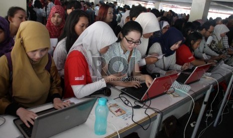   Para pencari kerja mengantre untuk mendaftar kerja dalam pameran bursa kerja di Balai Kartini, Jakarta, Jumat (23/8).  (Republika/Yasin Habibi)