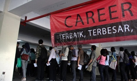  Para pencari kerja mengantre untuk mendaftar kerja dalam pameran bursa kerja di Balai Kartini, Jakarta, Jumat (23/8).  (Republika/Yasin Habibi)