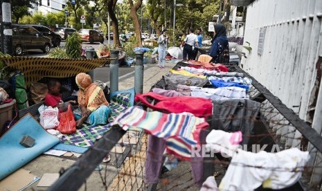 Para pencari suaka beraktivitas di trotoar depan Menara Ravindo, Jalan Kebon Sirih, Jakarta, Rabu (3/7/2019).