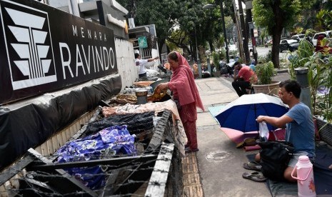 Para pencari suaka beraktivitas di trotoar depan Menara Ravindo, Jalan Kebon Sirih, Jakarta, Rabu (3/7/2019). 