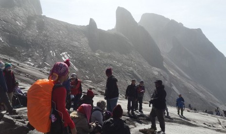 Para pendaki yang terjebak di Gunung Kinabalu, Sabah, Malaysia akibat gempa 5,9 SR, Jumat (5/6).