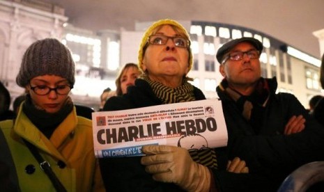 Para pendemo warga Prancis mendukung Charlie Hebdo.