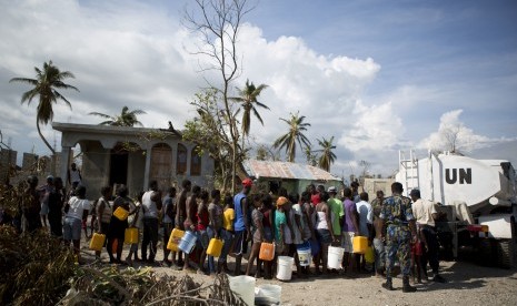 Para penduduk desa Sous-Roche, di luar Les Cayes, Haiti, mengantre air bersih pasca bencana badai Matthew, Selasa (11/10)