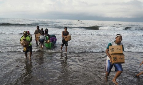 Para penduduk Kampung Nisar, Kecamatan Lembor, Kabupaten Manggarai Barat, menjemput ratusan paket bantuan dari Kapal Ramadhan ACT, awal Juni lalu. Para penduduk harus menjemput bantuan itu dengan menggunakan perahu sederhana karena perahu mesin yang membawa bantuan tidak dapat bersandar. Ini karena pantai di Kampung Nisar tak memiliki Dermaga. 