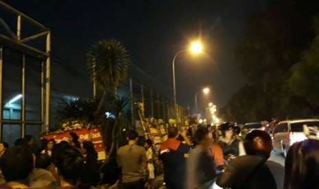 Para pendukung Ahok yang masih berorasi menuntut pembebasan Ahok di depan Rutan Cipinang, Jakarta, hingga Selasa (9/5) malam.