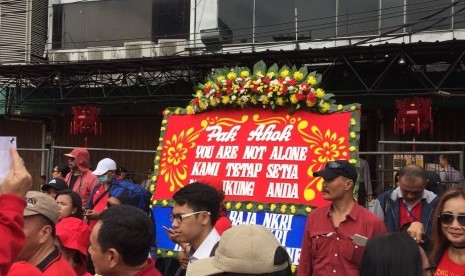 Para pendukung Basuki Tjahaja Purnama alias Ahok di sidang Pengadilan Negeri Jakpus, Senin (26/2).